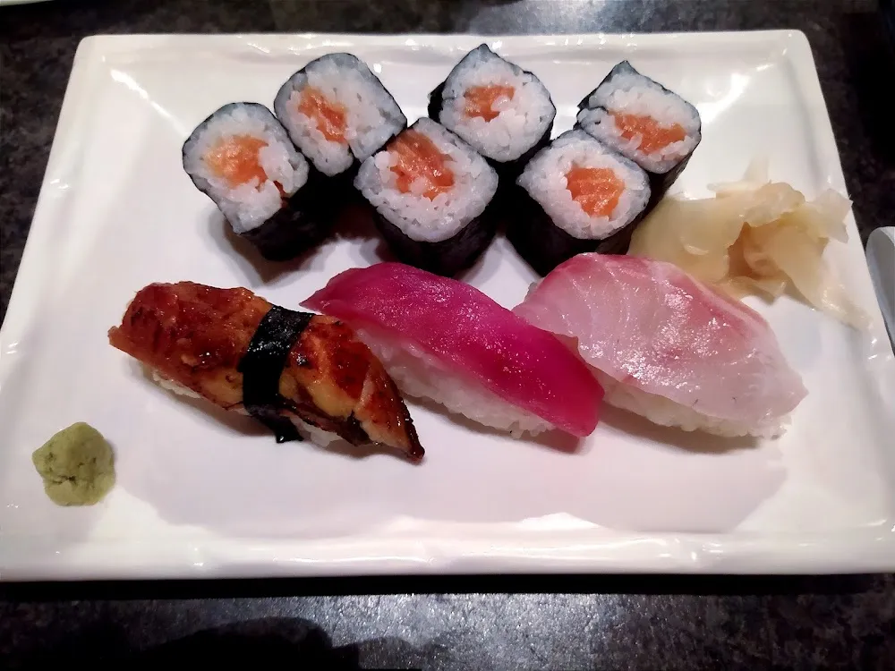 Sushis À la Carte Et Maki Saumon
